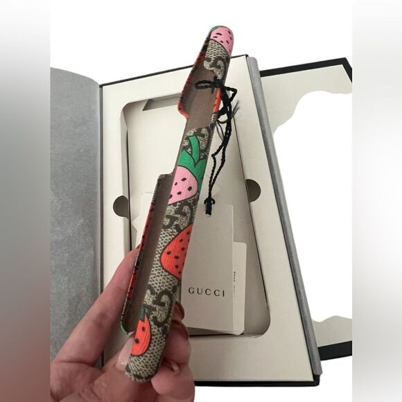 Gucci GG Supreme Strawberry iPhone X/XS Case - Picture 4 of 11